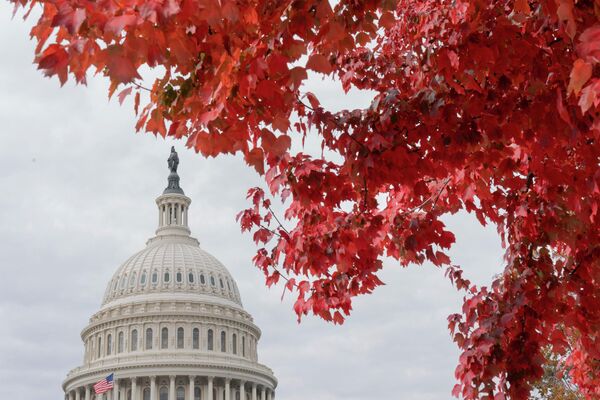 أوراق الخريف الحمراء تحيط بمبنى الكابيتول الأمريكي في مبنى الكابيتول هيل في واشنطن، الولايات المتحدة 28 أكتوبر 2022 - سبوتنيك عربي