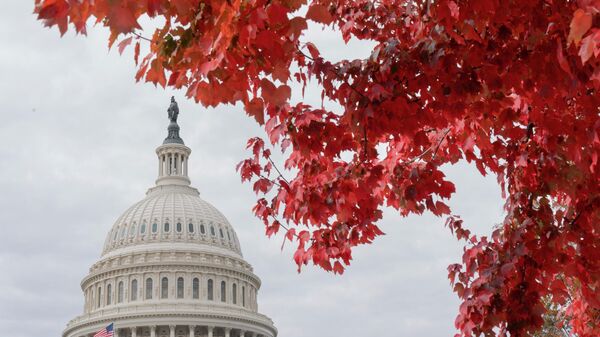 Деревья в осеннем убранстве на фоне Капитолия в Вашингтоне, США - سبوتنيك عربي