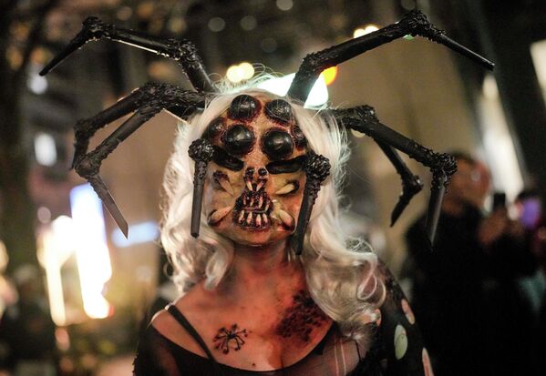  امرأة ترتدي زي عنكبوت مخيف للمشاركة في مسيرة الزومبي السنوية وموكب الهالوين في إيسن, ألمانيا، 31 أكتوبر 2022. - سبوتنيك عربي