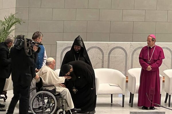 بابا الفاتيكان، فرنسيس الثاني، يزور كاتدرائية سيدة العرب في ختام جولته في مملكة البحرين، 4 نوفمبر/ تشرين الثاني 2022 - سبوتنيك عربي