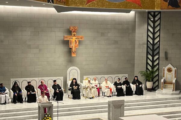 بابا الفاتيكان، فرنسيس الثاني، يزور كاتدرائية سيدة العرب في ختام جولته في مملكة البحرين، 4 نوفمبر/ تشرين الثاني 2022 - سبوتنيك عربي