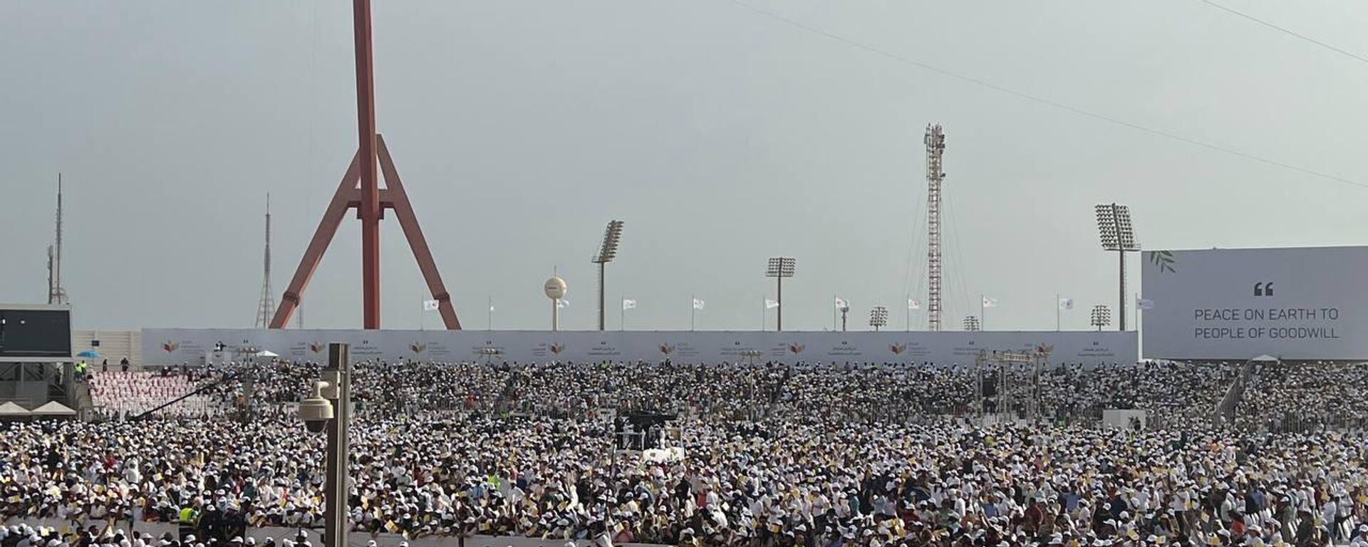 عشرات الآلاف يؤدون القداس الإلهي بحضور بابا الفاتيكان في البحرين 
 - سبوتنيك عربي, 1920, 05.11.2022