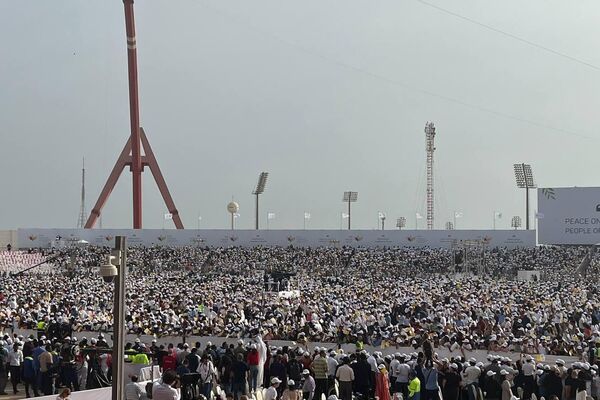 عشرات الآلاف يؤدون القداس الإلهي بحضور بابا الفاتيكان في البحرين 
 - سبوتنيك عربي
