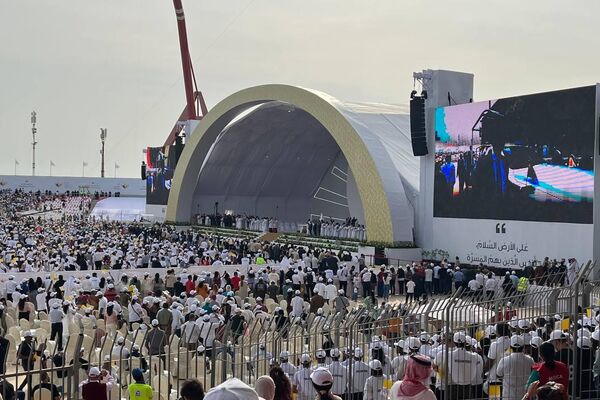 عشرات الآلاف يؤدون القداس الإلهي بحضور بابا الفاتيكان في البحرين 
 - سبوتنيك عربي