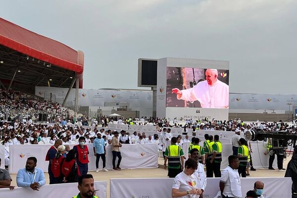 عشرات الآلاف يؤدون القداس الإلهي بحضور بابا الفاتيكان في البحرين 

 - سبوتنيك عربي