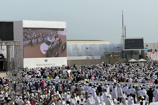 عشرات الآلاف يؤدون القداس الإلهي بحضور بابا الفاتيكان في البحرين  - سبوتنيك عربي