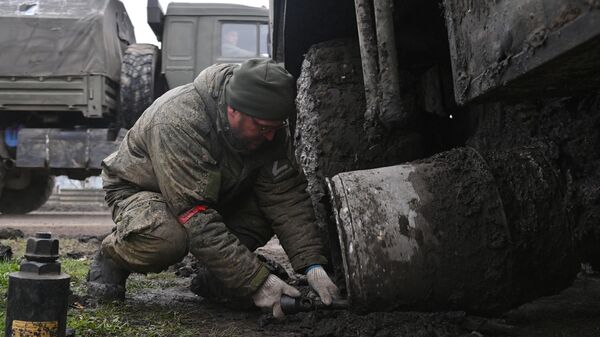 جندي من طاقم نظام إطلاق الصواريخ المتعددة أوراغان (الإعصار) التابع للجيش السادس لمجموعة المنطقة الغربية للقوات التابعة لقوات روسيا الاتحادية في منطقة خاركوف، أوكرانيا - سبوتنيك عربي
