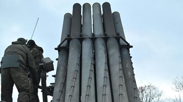 جندي من طاقم نظام إطلاق الصواريخ المتعددة أوراغان (الإعصار) التابع للجيش السادس لمجموعة المنطقة الغربية للقوات التابعة لقوات روسيا الاتحادية في منطقة خاركوف، أوكرانيا - سبوتنيك عربي