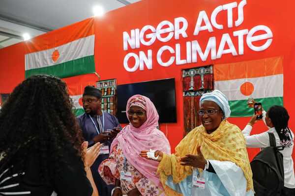 المشاركون من النيجر يقفون خارج كشك في مركز شرم الشيخ الدولي للمؤتمرات، في اليوم الأول من قمة المناخ COP27، في منتجع شرم الشيخ على البحر الأحمر، في مصر 6 نوفمبر 2022. - سبوتنيك عربي