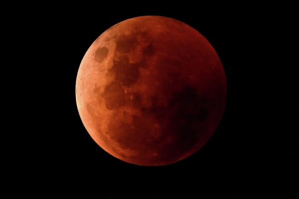 القمر الدموي خلال خسوف كلي للقمر في فيش كريك، على بعد حوالي 230 كيلومترًا جنوب شرق ملبورن، أستراليا 8 نوفمبر 2022. - سبوتنيك عربي