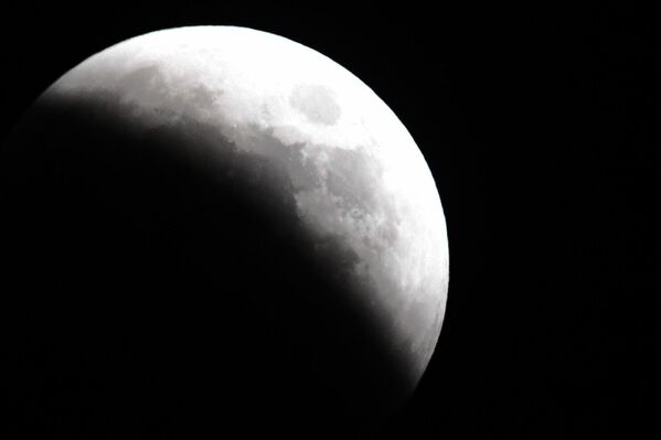 القمر خلال الكسوف في فلاديفوستوك الروسية. في 8 نوفمبر، بعد الظهر، سيُغطى القمر جزئيًا بظل الأرض، وسيغطي القمر أورانوس ويتحول إلى اللون الأحمر القرمزي (القمر الدموي). سيكمل هذا الحدث ممر الكسوف الذي بدأ في أكتوبر/ تشرين الأول. في المرة القادمة يمكن رؤية هذه الظاهرة فقط في غضون سنوات قليلة. - سبوتنيك عربي