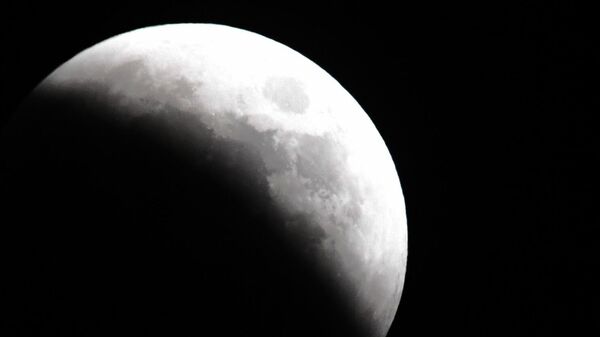 القمر خلال الكسوف في فلاديفوستوك الروسية. في 8 نوفمبر، بعد الظهر، سيُغطى القمر جزئيًا بظل الأرض، وسيغطي القمر أورانوس ويتحول إلى اللون الأحمر القرمزي (القمر الدموي). سيكمل هذا الحدث ممر الكسوف الذي بدأ في أكتوبر/ تشرين الأول. في المرة القادمة يمكن رؤية هذه الظاهرة فقط في غضون سنوات قليلة. - سبوتنيك عربي