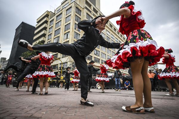 راقصون يؤدون الرقصة الكولومبية والفنزويلية التقليدية جوروبو خلال عرض للاحتفال بإدراجها كتراث ثقافي غير مادي للبشرية من قبل منظمة اليونسكو في بوغوتا، في كولومبيا 6 نوفمبر 2022. - سبوتنيك عربي