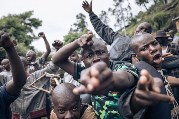 المتطوعون الذين يرغبون في الانضمام إلى الجيش الكونغولي يقفون لالتقاط صورة خلال جلسة تجنيد في غوما، الكونغو 7 نوفمبر/تشرين الثاني 2022. منذ 20 أكتوبر/تشرين الأول، استؤنف القتال بين الجيش الكونغولي وحركة 23 مارس، التي يُزعم أنها مدعومة من الجيش الرواندي. في الأسبوعين الماضيين، ضاعفت حركة 23 مارس مساحة الأراضي الخاضعة لسيطرتها، على بعد 30 كلم من غوما، عاصمة المقاطعة التي تضم أكثر من مليون شخص والتي تقع على الحدود مع رواندا. - سبوتنيك عربي