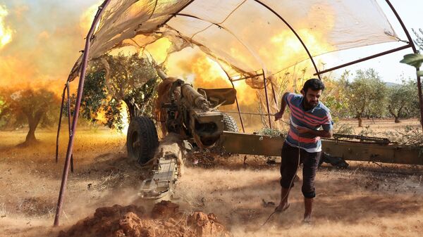 مقاتلو المعارضة السورية يطلقون نيران المدفعية على القوات الموالية للحكومة من موقع في شمال غرب محافظة إدلب، في 6 نوفمبر 2022، ردا على قصف مميت في وقت سابق من اليوم. - سبوتنيك عربي