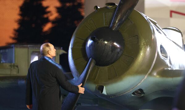 الرئيس الروسي فلاديمير بوتين خلال تفقد معرض تفاعلي مخصص لتاريخ الدفاع عن موسكو والذكرى الـ81 للعرض العسكري عام 1941، 8 نوفمبر 2022 - سبوتنيك عربي