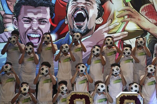 شبان يؤدون عرضًا في حفل كشف النقاب عن الزي الجديد للمنتخب الوطني الإيراني لكرة القدم لكأس العالم 2022 في قطر، في حفل تقديمي في طهران، إيران، 8 نوفمبر 2022. - سبوتنيك عربي