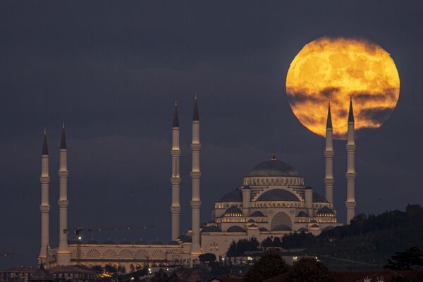 بدر عملاق يرتفع خلف جامع تشامليجا في اسطنبول، تركيا، 8 نوفمبر 2022 - سبوتنيك عربي