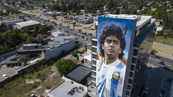 لوحة جدارية تصور أسطورة كرة القدم الراحل دييغو مارادونا، تزين جدار مبنى في ضواحي بوينس آيرس، الأرجنتين، 8 نوفمبر 2022. - سبوتنيك عربي