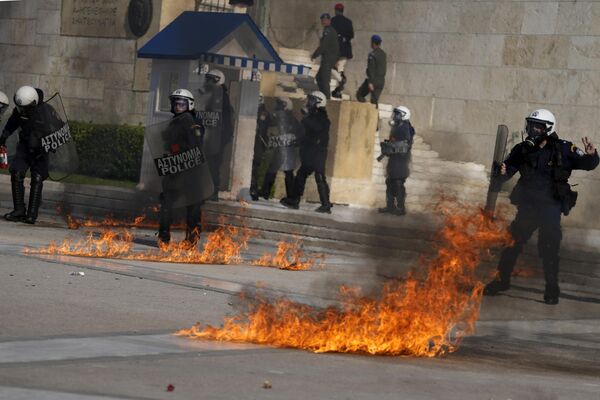 زجاجات حارقة ألقاها المتظاهرون تنفجر بالقرب من شرطة مكافحة الشغب خارج البرلمان اليوناني خلال الاشتباكات في أثينا، اليونان، 9 نوفمبر 2022. - سبوتنيك عربي