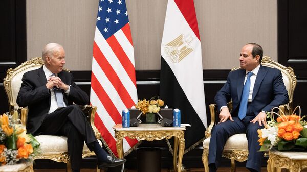 جلسة مباحثات بين الرئيس المصري، عبد الفتاح السيسي، ونظيره الأمريكي، جو بايدن، على هامش قمة المناخ (كوب 27) في شرم الشيخن مصر، 11 نوفمبر/ تشرين الثاني 2022 - سبوتنيك عربي