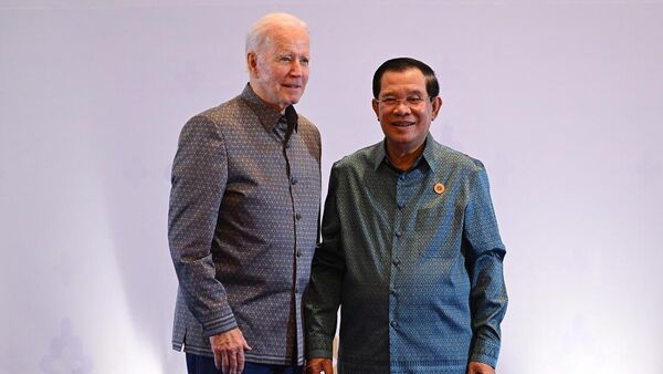 الرئيس الأمريكي، جو بايدن، ورئيس وزراء كمبوديا، هون سين، أثناء حضورهما حفل عشاء قمة شرق آسيا آسيان في بنوم بنه، كمبوديا، 12 نوفمبر/ تشرين الثاني 2022 - سبوتنيك عربي