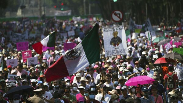 تظاهر عشرات الآلاف بالمكسيك ضد مقترح حكومي لإصلاح السلطة الانتخابية، الأحد، 13 نوفمبر 2022 - سبوتنيك عربي