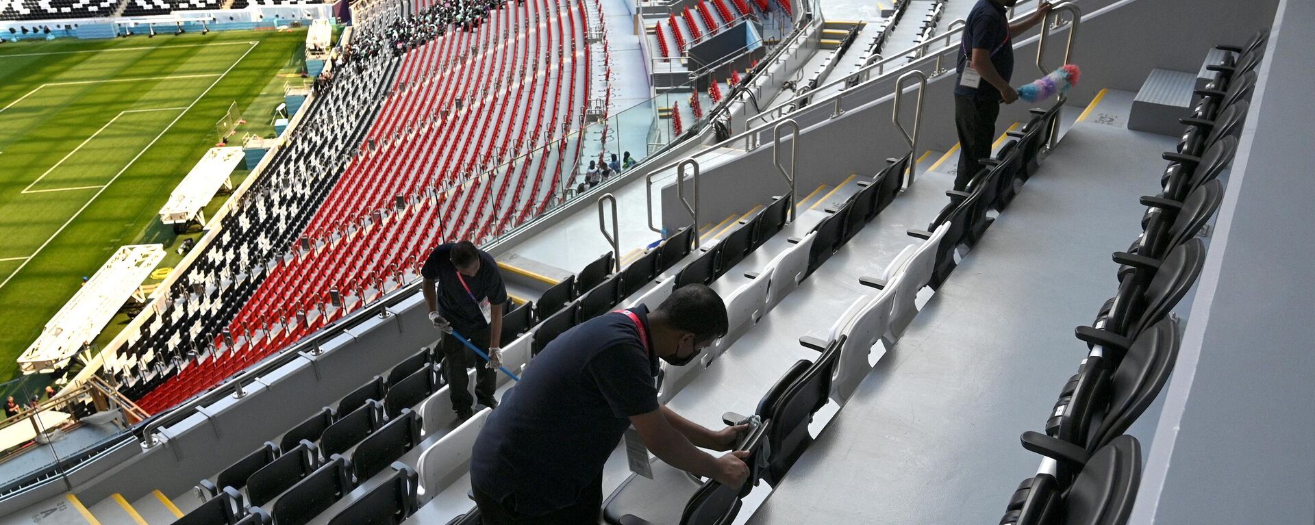 عمال يقومون بتنظيف مقاعد ملعب البيت في الخور في 12 نوفمبر 2022، قبل بطولة كأس العالم لكرة القدم قطر 2022. - سبوتنيك عربي, 1920, 17.11.2022