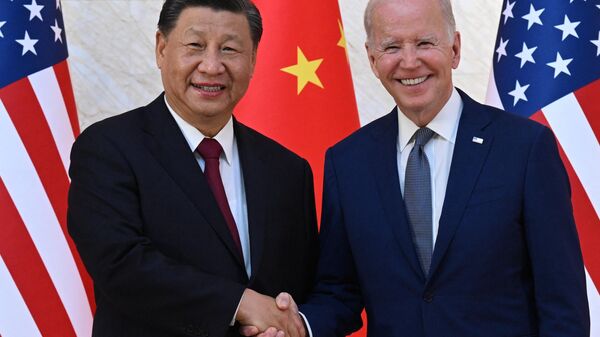 الرئيس الأمريكي جو بايدن يصافح الرئيس الصيني شي جين بينغ  - سبوتنيك عربي