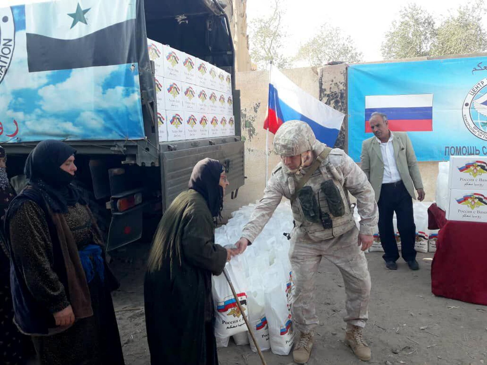 لجيش الروسي يقدم مساعدات إنسانية وخدمات طبية لـ 300 عائلة شرقي سوريا - سبوتنيك عربي, 1920, 15.11.2022