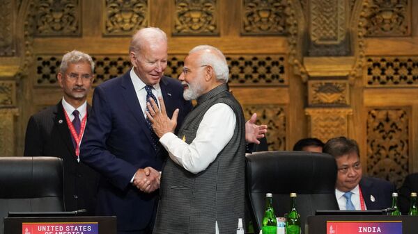 الرئيس الأمريكي جو بايدن ووزير الخارجية الهندي ناريندرا مودي، قمة مجموعة العشرين في بالي، إندونيسيا 15 نوفمبر 2022 - سبوتنيك عربي