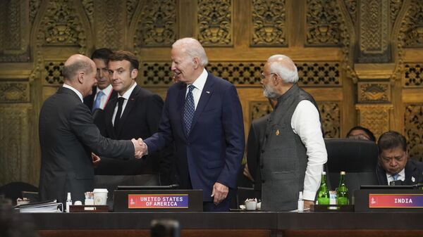 الرئيس الأمريكي جو بايدن ومستشار ألمانيا أولاف شولتز، قمة مجموعة العشرين في بالي، إندونيسيا 15 نوفمبر 2022 - سبوتنيك عربي