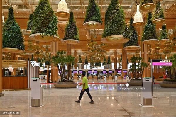 يسير الزوار وسط الحدائق المعلقة والعمودية في المبنى 2 الذي تم افتتاحه حديثًا (T2) في مطار كيمبيغودا الدولي في بنغالورو، الهند 12 نوفمبر 2022. - سبوتنيك عربي