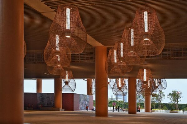 يسير الزوار وسط الحدائق المعلقة والعمودية في المبنى 2 الذي تم افتتاحه حديثًا (T2) في مطار كيمبيغودا الدولي في بنغالورو، الهند 12 نوفمبر 2022. - سبوتنيك عربي