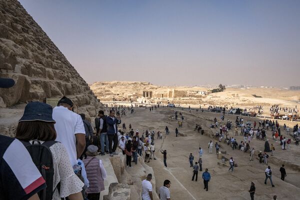 يصطف الزوار لدخول الهرم الأكبر للملك المصري القديم خوفو (الذي بني حوالي 2570 قبل الميلاد) في مقبرة الجيزة على مشارف القاهرة، مصر 12 نوفمبر 2022 - سبوتنيك عربي