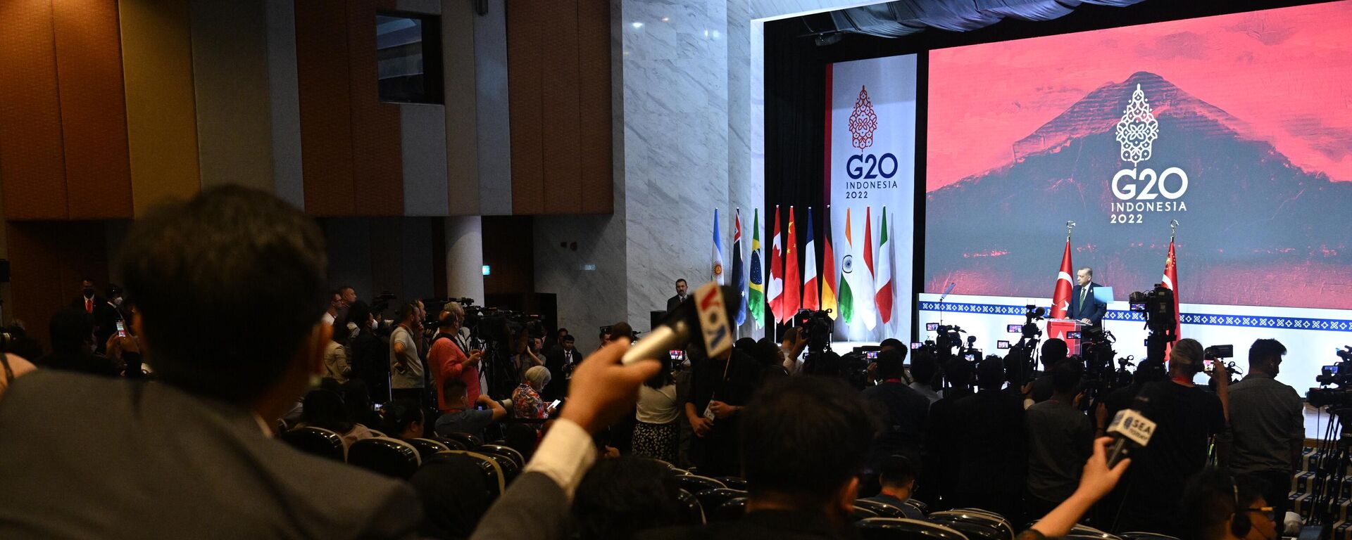 الرئيس التركي رجب طيب أردوغان يتحدث في مؤتمر صحفي خلال قمة مجموعة العشرين في بالي. يُعقد الاجتماع السابع عشر لرؤساء دول مجموعة العشرين (G20) في جزيرة بالي الإندونيسية يومي 15 و 16 نوفمبر. - سبوتنيك عربي, 1920, 05.01.2023