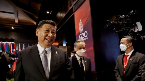 الرئيس الصيني شي جين بينغ يمشي أثناء حضوره جلسة في قمة قادة مجموعة العشرين، في نوسا دوا، بالي، إندونيسيا 16 نوفمبر 2022. - سبوتنيك عربي