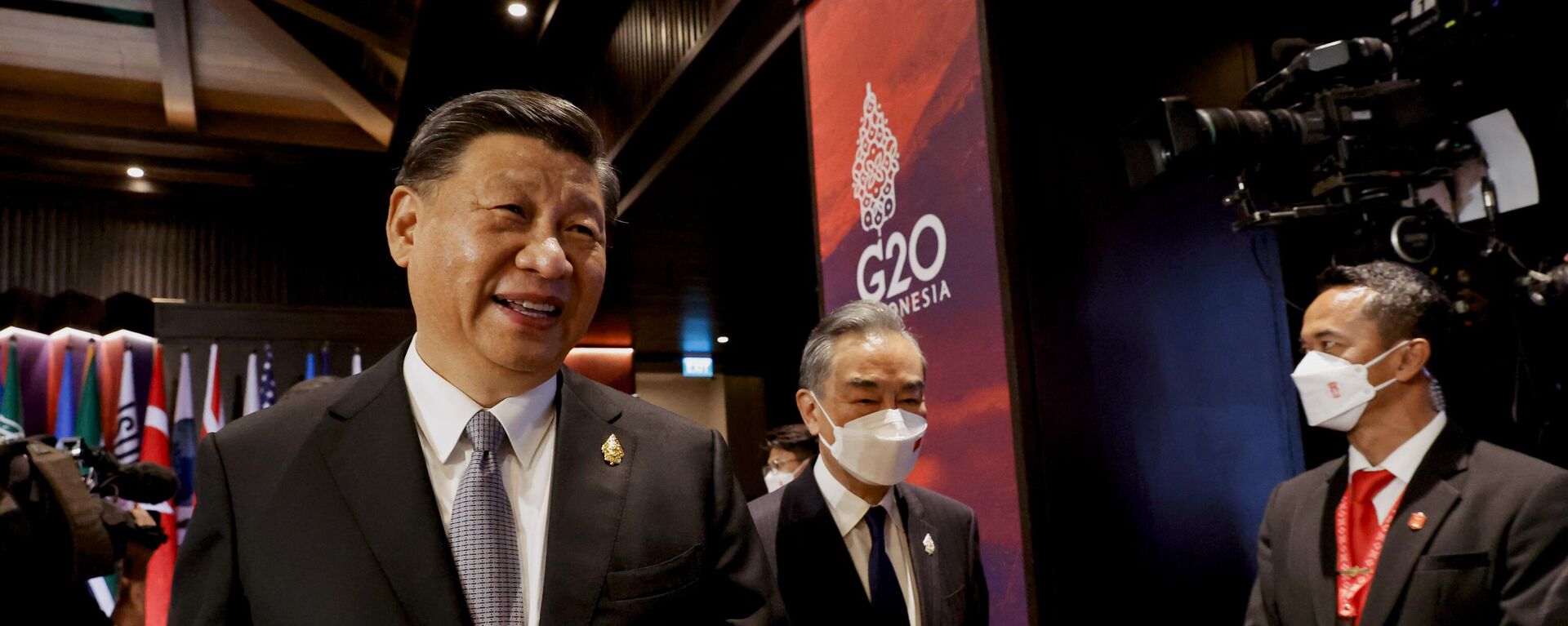 الرئيس الصيني شي جين بينغ يمشي أثناء حضوره جلسة في قمة قادة مجموعة العشرين، في نوسا دوا، بالي، إندونيسيا 16 نوفمبر 2022. - سبوتنيك عربي, 1920, 17.01.2023