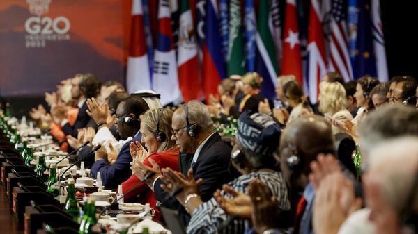المندوبون يصفقون خلال حفل التسليم في قمة قادة مجموعة العشرين، في نوسا دوا، بالي، إندونيسيا 16 نوفمبر 2022. - سبوتنيك عربي