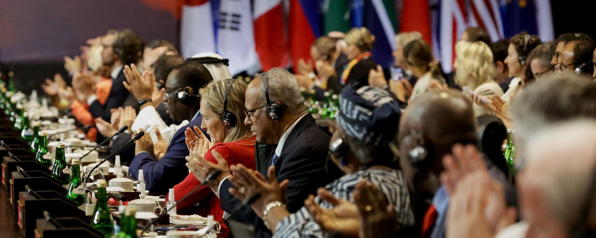 المندوبون يصفقون خلال حفل التسليم في قمة قادة مجموعة العشرين، في نوسا دوا، بالي، إندونيسيا 16 نوفمبر 2022. - سبوتنيك عربي, 1920, 22.01.2023
