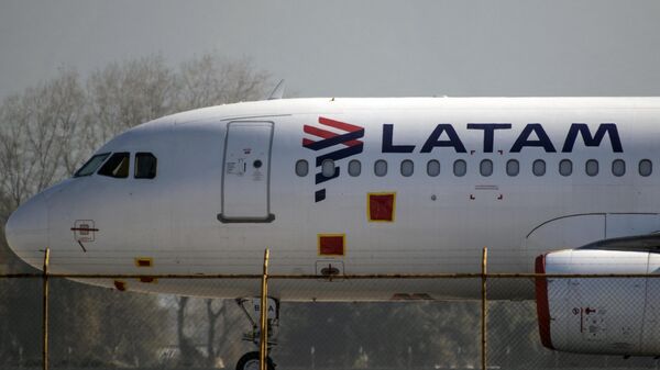 طائرة تابعة لشركة طيران لاتام تقف على مدرج في مطار سانتياغو الدولي - سبوتنيك عربي