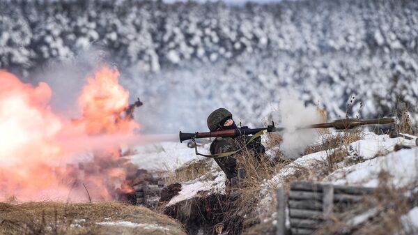 Мобилизованный военнослужащий стреляет из ручного гранатомета РПГ-7 на Чебаркульском полигоне - سبوتنيك عربي
