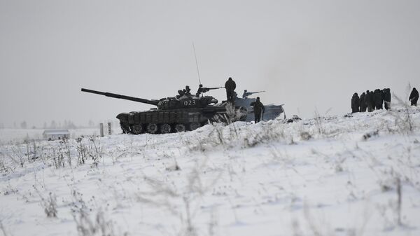 Танк Т-72 и мобилизованные военнослужащие во время подготовки на Чебаркульском полигоне в Челябинской области - سبوتنيك عربي