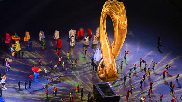 راقصون يؤدون عرضهم خلال حفل الافتتاح قبيل انطلاق مباراة المجموعة الأولى لكأس العالم 2022 في قطر بين قطر والإكوادور على ملعب البيت في الخور شمال الدوحة في 20 نوفمبر 2022. - سبوتنيك عربي