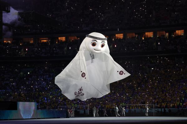 تقدم تميمة قطر 2022 لعيب خلال حفل الافتتاح قبل مباراة قطر 2022 في المجموعة الأولى لكرة القدم بين قطر والإكوادور في ملعب البيت في الخور شمال الدوحة في 20 نوفمبر 2022. - سبوتنيك عربي
