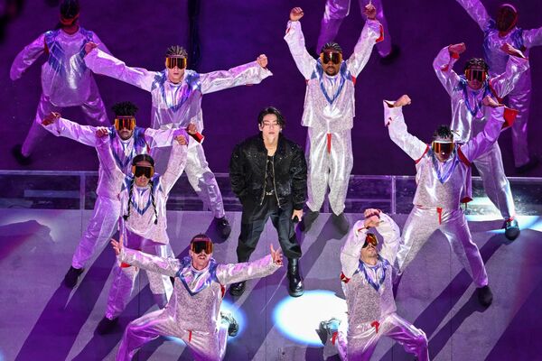 قدم المغني الكوري الجنوبي جونغ كوك عرضًا خلال حفل الافتتاح قبل انطلاق مباراة المجموعة الأولى لكأس العالم قطر 2022 بين قطر والإكوادور على استاد البيت في الخور شمال الدوحة في 20 نوفمبر 2022. - سبوتنيك عربي