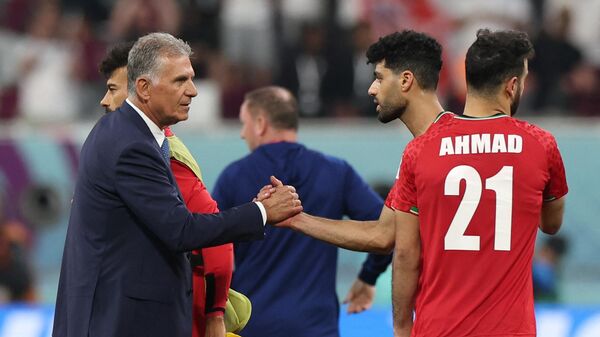 Тренер сборной Ирана Карлос Кейруш пожимает руку нападающему Мехди Тареми после футбольного матча группы B чемпионата мира 2022 года в Катаре - سبوتنيك عربي