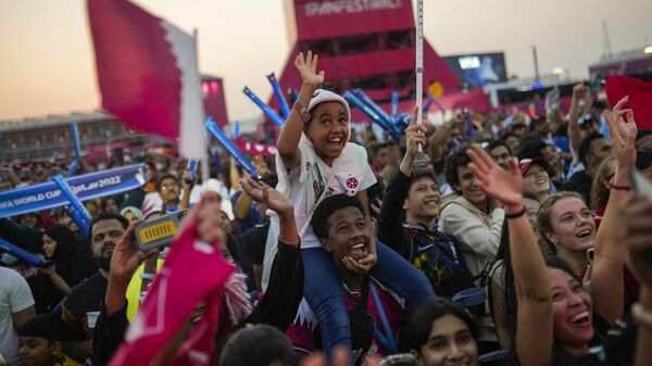الناس يهتفون في منطقة المشجعين في كورنيش البحر قبل حفل افتتاح كأس العالم ، في الدوحة ، قطر ، يوم الأحد ، 20 نوفمبر ، 2022. - سبوتنيك عربي