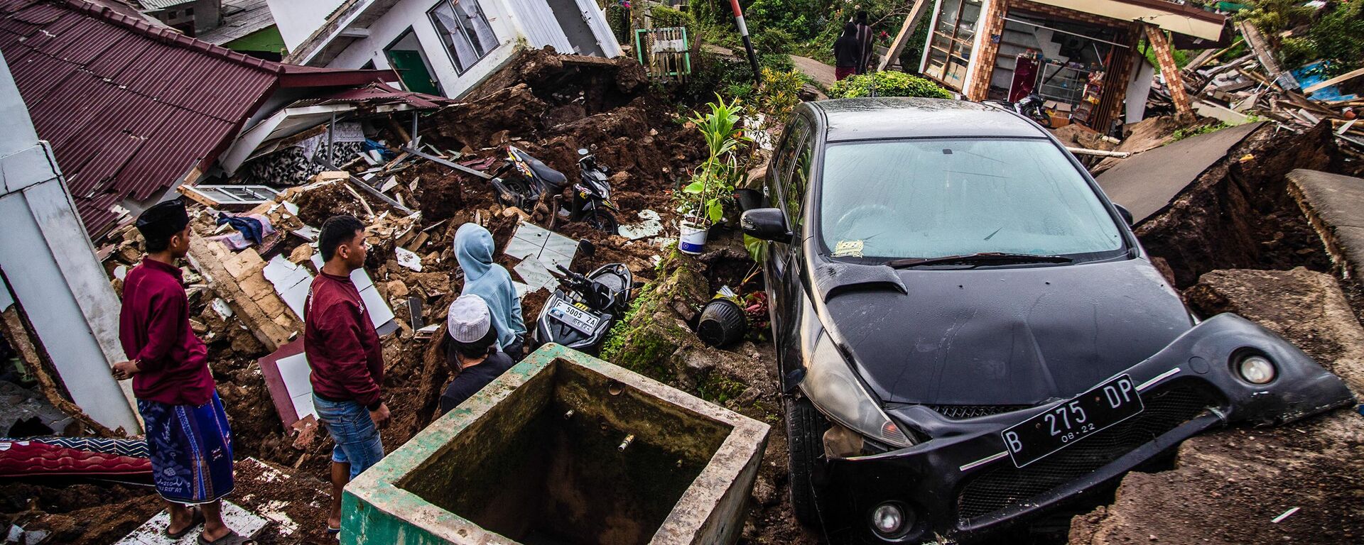 تداعيات زلزال بقوة 5.6 درجة أدى إلى مقتل ما لا يقل عن 162 شخصًا وإصابة المئات وفقد آخرين في سيانجور، إندونيسيا في 22 نوفمبر 2022. - سبوتنيك عربي, 1920, 25.11.2022