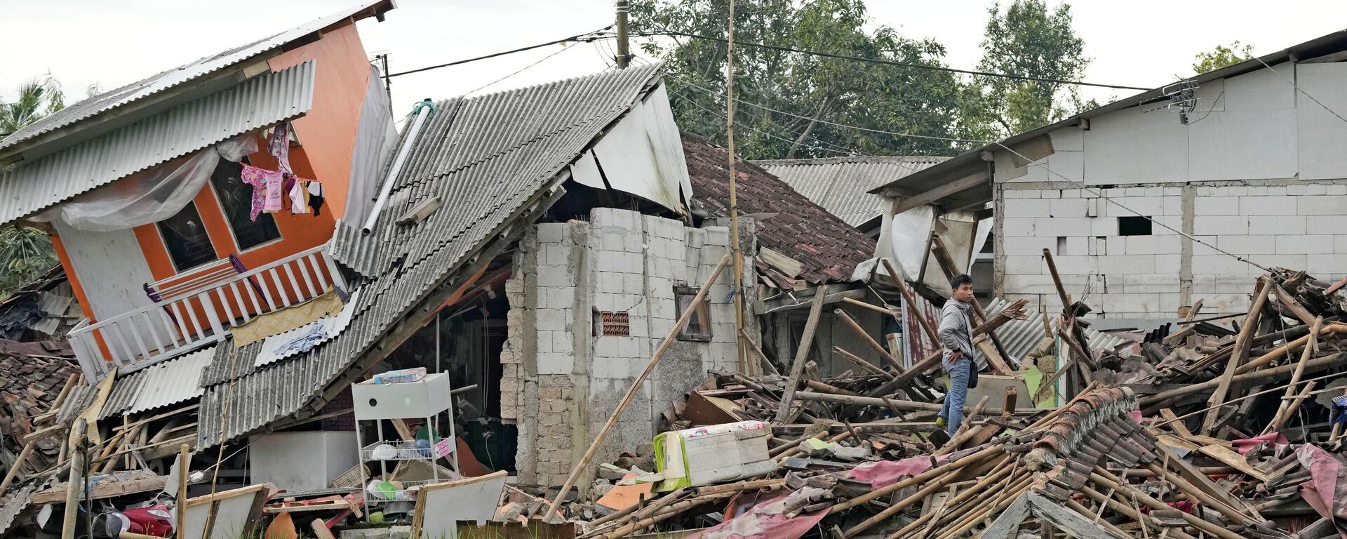 تداعيات زلزال بقوة 5.6 درجة أدى إلى مقتل ما لا يقل عن 162 شخصًا وإصابة المئات وفقد آخرين في سيانجور، إندونيسيا في 22 نوفمبر 2022. - سبوتنيك عربي, 1920, 24.05.2023